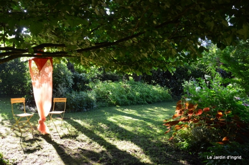jardin,Arya,lacanau,épouvantails,vide grenier 095.jpg